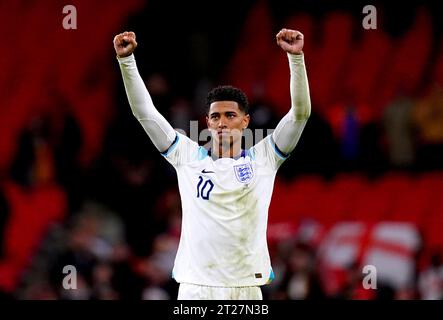 Der Englands Jude Bellingham feiert am Ende des Qualifikationsspiels zur UEFA Euro 2024 im Wembley Stadium in London. Bilddatum: Dienstag, 17. Oktober 2023. Stockfoto