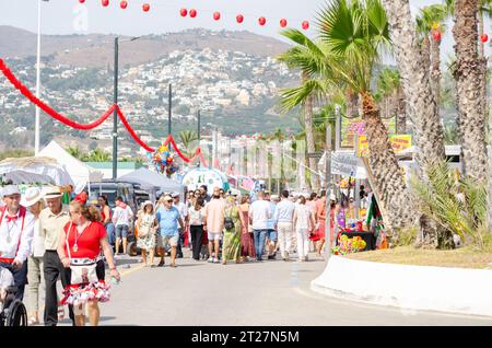 SALOBRENA, SPANIEN - 08. OKTOBER 2023 Einwohner der Stadt Salobrena und Tausende von Gästen, die an der Feier der Patronatszeremonie teilnehmen Stockfoto