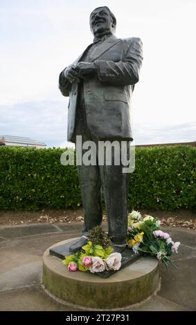 Blick auf die Les Dawson Statue in Lytham St Annes, Lancashire, Großbritannien, Europa Stockfoto