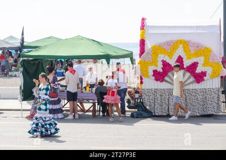 SALOBRENA, SPANIEN - 08. OKTOBER 2023 Einwohner der Stadt Salobrena und Tausende von Gästen, die an der Feier der Patronatszeremonie teilnehmen Stockfoto