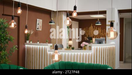 Trolley-Taschen, Gepäck im Lounge-Bereich, Gästekoffer und moderne Dekoration an der Rezeption. Luxuriöse Möbel am Eingang der Rezeption, Check-in Anmeldung am Retreat. Stockfoto