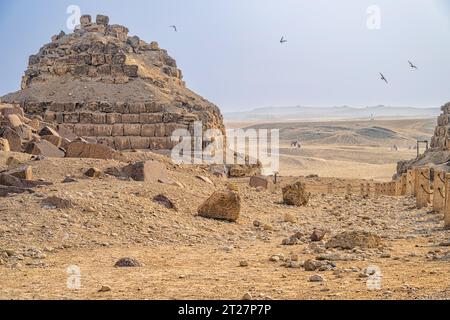 G3-b ist die zentrale Pyramide der Pyramiden der Königinnen in der Nekropole von Gizeh. Sie ist einer der drei Pyramidengefährten der Menkaure-Pyramide. Stockfoto