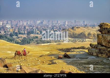 Kamelreiter reitet auf dem Gizeh-Plateau vor dem Totentempel Menkaure Stockfoto