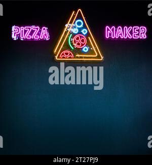 PizzaMaker Neonschild an der Nachthausfassade Stockfoto