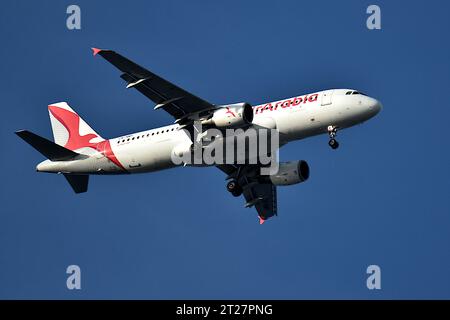 Marseille, Frankreich. Oktober 2023. Ein Air Arabia Flugzeug landet am Flughafen Marseille Provence. Quelle: SOPA Images Limited/Alamy Live News Stockfoto