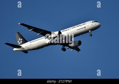 Marseille, Frankreich. Oktober 2023. Ein Flugzeug der Turkish Airlines kommt am Flughafen Marseille Provence an. Quelle: SOPA Images Limited/Alamy Live News Stockfoto