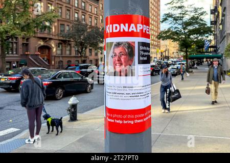 New York, USA. Oktober 2023. Plakate israelischer Bürger, die von der Hamas entführt wurden, erschienen in den Straßen der Upper East Side in Manhattan verputzt. Hunderte israelischer Bürger wurden während des Angriffs der Hamas auf südliche israelische Gemeinden am 7. Oktober entführt und nach Gaza gebracht. Quelle: Enrique Shore/Alamy Live News Stockfoto