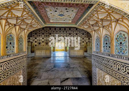 Sheesh Mahal, auch bekannt als Spiegelpalast, ist eine der beliebtesten Touristenattraktionen in Jaipur. Stockfoto