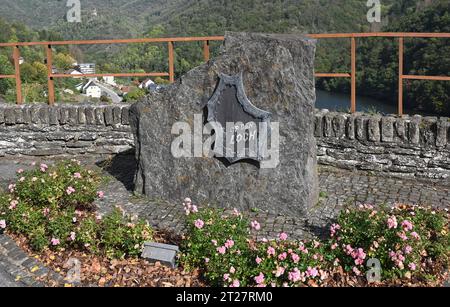 Blick auf Bivels luxemburgisch: Biwels op der Loch Monument, eine Ortschaft in der Gemeinde Pütscheid, Kanton Vianden, im Großherzogtum Luxemburg. Zwischen 1954 und 1964 wurden Flussabwärts bei Vianden in der Our ein Damm und das Pumpspeicherwerk Vianden errichtet. Durch die Aufstauung des Flusses zum Our-Stausee muss ein großer Teil des Ortes abgerissen und auf einem künstlich aufgeschütteten Plateau neu aufgebaut werden *** Blick auf Bivels Luxemburgish Biwels op der Loch Monument, ein Dorf in der Gemeinde Pütscheid, Kanton Vianden, im Großherzogtum Luxemburg zwischen 1954 a Stockfoto