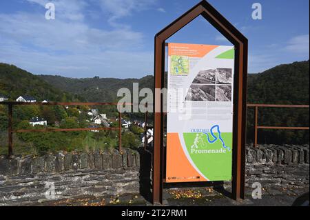 Blick auf Bivels luxemburgisch: Biwels ist eine Ortschaft in der Gemeinde Pütscheid, Kanton Vianden, im Großherzogtum Luxemburg. Zwischen 1954 und 1964 wurden Flussabwärts bei Vianden in der Our ein Damm und das Pumpspeicherwerk Vianden errichtet. Durch die Aufstauung des Flusses zum Our-Stausee muss ein großer Teil des Ortes abgerissen und auf einem künstlich aufgeschütteten Plateau neu aufgebaut werden *** View of Bivels Luxemburgish Biwels ist ein Dorf in der Gemeinde Pütscheid, Kanton Vianden, im Großherzogtum Luxemburg zwischen 1954 und 1964. ein Damm und der Vianden hat gepumpt Stockfoto