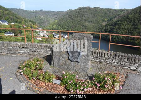 Blick auf Bivels luxemburgisch: Biwels op der Loch Monument, eine Ortschaft in der Gemeinde Pütscheid, Kanton Vianden, im Großherzogtum Luxemburg. Zwischen 1954 und 1964 wurden Flussabwärts bei Vianden in der Our ein Damm und das Pumpspeicherwerk Vianden errichtet. Durch die Aufstauung des Flusses zum Our-Stausee muss ein großer Teil des Ortes abgerissen und auf einem künstlich aufgeschütteten Plateau neu aufgebaut werden *** Blick auf Bivels Luxemburgish Biwels op der Loch Monument, ein Dorf in der Gemeinde Pütscheid, Kanton Vianden, im Großherzogtum Luxemburg zwischen 1954 a Stockfoto