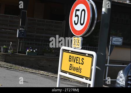 Blick auf Bivels luxemburgisch: Biwels ist eine Ortschaft in der Gemeinde Pütscheid, Kanton Vianden, im Großherzogtum Luxemburg. Zwischen 1954 und 1964 wurden Flussabwärts bei Vianden in der Our ein Damm und das Pumpspeicherwerk Vianden errichtet. Durch die Aufstauung des Flusses zum Our-Stausee muss ein großer Teil des Ortes abgerissen und auf einem künstlich aufgeschütteten Plateau neu aufgebaut werden *** View of Bivels Luxemburgish Biwels ist ein Dorf in der Gemeinde Pütscheid, Kanton Vianden, im Großherzogtum Luxemburg zwischen 1954 und 1964. ein Damm und der Vianden hat gepumpt Stockfoto