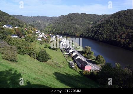 Blick auf Bivels luxemburgisch: Biwels ist eine Ortschaft in der Gemeinde Pütscheid, Kanton Vianden, im Großherzogtum Luxemburg. Zwischen 1954 und 1964 wurden Flussabwärts bei Vianden in der Our ein Damm und das Pumpspeicherwerk Vianden errichtet. Durch die Aufstauung des Flusses zum Our-Stausee muss ein großer Teil des Ortes abgerissen und auf einem künstlich aufgeschütteten Plateau neu aufgebaut werden *** View of Bivels Luxemburgish Biwels ist ein Dorf in der Gemeinde Pütscheid, Kanton Vianden, im Großherzogtum Luxemburg zwischen 1954 und 1964. ein Damm und der Vianden hat gepumpt Stockfoto