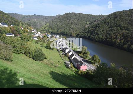 Blick auf Bivels luxemburgisch: Biwels ist eine Ortschaft in der Gemeinde Pütscheid, Kanton Vianden, im Großherzogtum Luxemburg. Zwischen 1954 und 1964 wurden Flussabwärts bei Vianden in der Our ein Damm und das Pumpspeicherwerk Vianden errichtet. Durch die Aufstauung des Flusses zum Our-Stausee muss ein großer Teil des Ortes abgerissen und auf einem künstlich aufgeschütteten Plateau neu aufgebaut werden *** View of Bivels Luxemburgish Biwels ist ein Dorf in der Gemeinde Pütscheid, Kanton Vianden, im Großherzogtum Luxemburg zwischen 1954 und 1964. ein Damm und der Vianden hat gepumpt Stockfoto