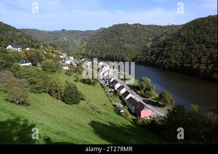 Blick auf Bivels luxemburgisch: Biwels ist eine Ortschaft in der Gemeinde Pütscheid, Kanton Vianden, im Großherzogtum Luxemburg. Zwischen 1954 und 1964 wurden Flussabwärts bei Vianden in der Our ein Damm und das Pumpspeicherwerk Vianden errichtet. Durch die Aufstauung des Flusses zum Our-Stausee muss ein großer Teil des Ortes abgerissen und auf einem künstlich aufgeschütteten Plateau neu aufgebaut werden *** View of Bivels Luxemburgish Biwels ist ein Dorf in der Gemeinde Pütscheid, Kanton Vianden, im Großherzogtum Luxemburg zwischen 1954 und 1964. ein Damm und der Vianden hat gepumpt Stockfoto