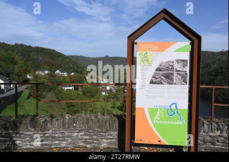 Blick auf Bivels luxemburgisch: Biwels ist eine Ortschaft in der Gemeinde Pütscheid, Kanton Vianden, im Großherzogtum Luxemburg. Zwischen 1954 und 1964 wurden Flussabwärts bei Vianden in der Our ein Damm und das Pumpspeicherwerk Vianden errichtet. Durch die Aufstauung des Flusses zum Our-Stausee muss ein großer Teil des Ortes abgerissen und auf einem künstlich aufgeschütteten Plateau neu aufgebaut werden *** View of Bivels Luxemburgish Biwels ist ein Dorf in der Gemeinde Pütscheid, Kanton Vianden, im Großherzogtum Luxemburg zwischen 1954 und 1964. ein Damm und der Vianden hat gepumpt Stockfoto