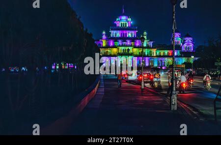 Das Albert Hall Museum in Jaipur ist nachts beleuchtet Stockfoto