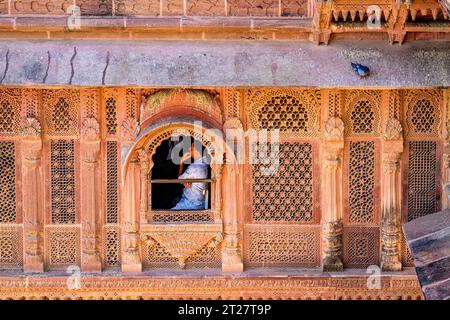 Wachmann sitzt an einem Fenster im Mehrangarh Fort Jodhpur Rajasthan Indien Stockfoto
