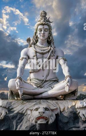 Lord Shiva Statue am Ufer des Ganges in Rishikesh, Indien. Stockfoto