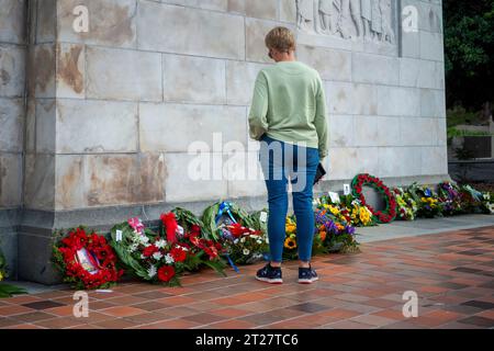 Der ANZAC-Tag wurde im Wellington Cenotaph beobachtet Stockfoto