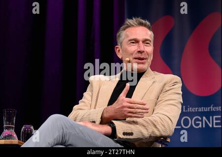 Der Autor Dirk Steffens liest auf der lit.Cologne Spezial, dem internationalen Literaturfestival *** Autor Dirk Steffens liest beim lit Cologne Special, dem internationalen Literaturfestival Credit: Imago/Alamy Live News Stockfoto