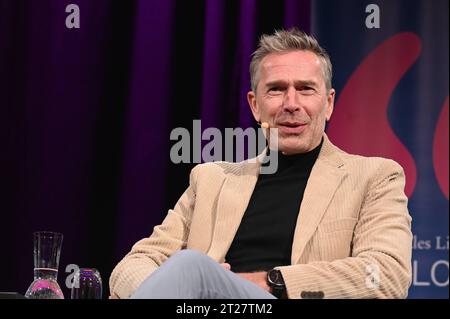 Der Autor Dirk Steffens liest auf der lit.Cologne Spezial, dem internationalen Literaturfestival *** Autor Dirk Steffens liest beim lit Cologne Special, dem internationalen Literaturfestival Credit: Imago/Alamy Live News Stockfoto