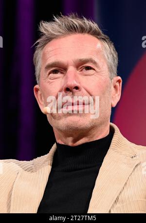 Der Autor Dirk Steffens liest auf der lit.Cologne Spezial, dem internationalen Literaturfestival *** Autor Dirk Steffens liest beim lit Cologne Special, dem internationalen Literaturfestival Credit: Imago/Alamy Live News Stockfoto