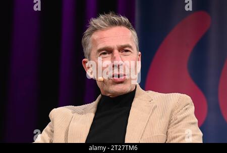 Der Autor Dirk Steffens liest auf der lit.Cologne Spezial, dem internationalen Literaturfestival *** Autor Dirk Steffens liest beim lit Cologne Special, dem internationalen Literaturfestival Credit: Imago/Alamy Live News Stockfoto