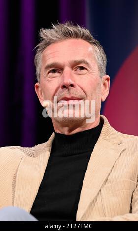 Der Autor Dirk Steffens liest auf der lit.Cologne Spezial, dem internationalen Literaturfestival *** Autor Dirk Steffens liest beim lit Cologne Special, dem internationalen Literaturfestival Credit: Imago/Alamy Live News Stockfoto