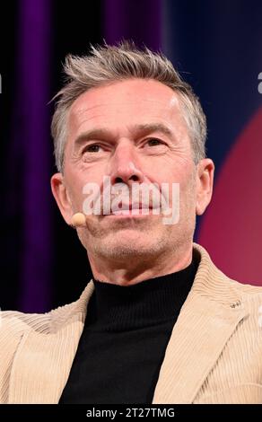 Der Autor Dirk Steffens liest auf der lit.Cologne Spezial, dem internationalen Literaturfestival *** Autor Dirk Steffens liest beim lit Cologne Special, dem internationalen Literaturfestival Credit: Imago/Alamy Live News Stockfoto