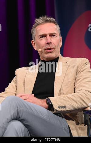 Der Autor Dirk Steffens liest auf der lit.Cologne Spezial, dem internationalen Literaturfestival *** Autor Dirk Steffens liest beim lit Cologne Special, dem internationalen Literaturfestival Credit: Imago/Alamy Live News Stockfoto