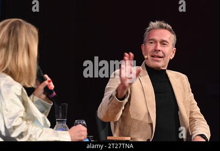 Der Autor Dirk Steffens liest auf der lit.Cologne Spezial, dem internationalen Literaturfestival *** Autor Dirk Steffens liest beim lit Cologne Special, dem internationalen Literaturfestival Credit: Imago/Alamy Live News Stockfoto