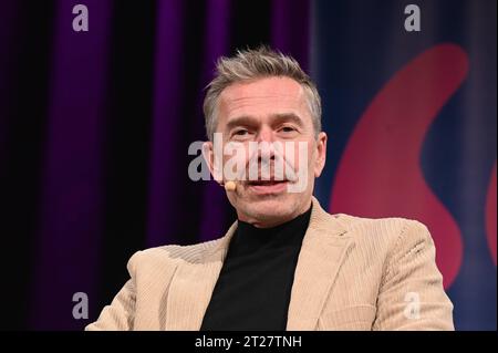 Der Autor Dirk Steffens liest auf der lit.Cologne Spezial, dem internationalen Literaturfestival *** Autor Dirk Steffens liest beim lit Cologne Special, dem internationalen Literaturfestival Credit: Imago/Alamy Live News Stockfoto