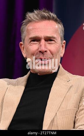 Der Autor Dirk Steffens liest auf der lit.Cologne Spezial, dem internationalen Literaturfestival *** Autor Dirk Steffens liest beim lit Cologne Special, dem internationalen Literaturfestival Credit: Imago/Alamy Live News Stockfoto