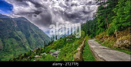 Sturmwolken und regnerisches Wetter im Tirthan-Tal in der Nähe des Dorfes Sharchi Stockfoto