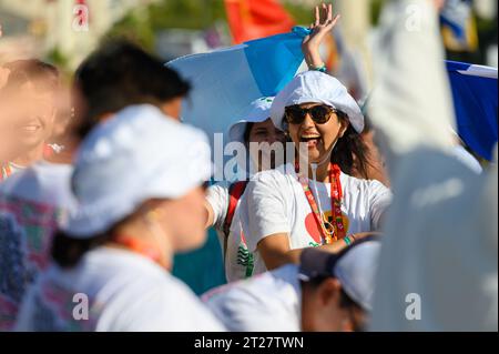 Die Freude unter den Pilgern bei der Eröffnungszeremonie der Weltjugendtage 2023 in Lissabon, Portugal. Stockfoto