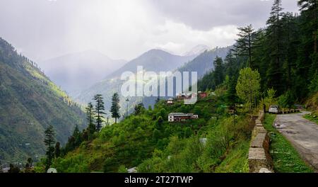 Swargarohini Homestay - eine von vielen lokalen Gastfamilien in der Nähe des Dorfes Sharchi entlang der Sharchi Road Stockfoto