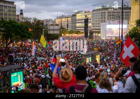 Viele junge Pilger aus aller Welt verlassen den Parque Eduardo VII nach der Eröffnungszeremonie der Weltjugendtage 2023 in Lissabon, Portugal. Stockfoto