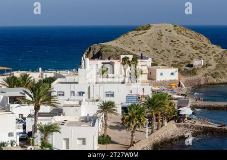 LA ISLETA, SPANIEN - 07. OKTOBER 2023 Ein malerisches Fischerdorf auf einer schmalen Halbinsel mit sehr fotogener Küstenlandschaft Stockfoto