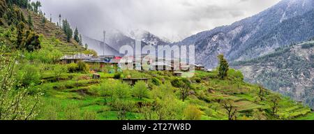 Sharchi Dorf im Tirthan Valley Gebiet der Himalaya Gebirgskette Stockfoto