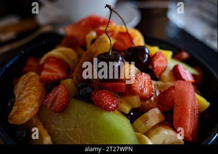 Saftige rote Kirschen auf einer üppigen Schüssel mit verschiedenen frischen Früchten Stockfoto