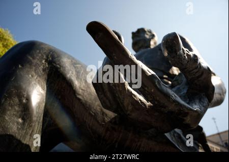 Raue Hände der Statue von Iuliu Maniu auf dem Platz der Revolution. Einen gebrochenen Mann mit einem unzerbrechlichen Geist darzustellen. Stockfoto