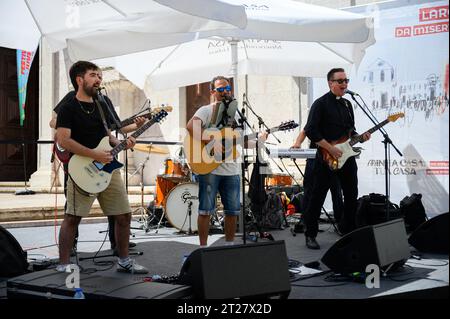 Eine Band, darunter ein katholischer Priester, gab ein Konzert während der Weltjugendtage 2023 in Lissabon, Portugal. Das Konzert fand in der Nähe der St. roch Kirche statt. Stockfoto