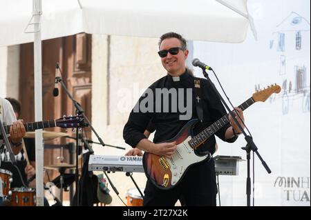 Eine Band, darunter ein katholischer Priester, gab ein Konzert während der Weltjugendtage 2023 in Lissabon, Portugal. Das Konzert fand in der Nähe der St. roch Kirche statt. Stockfoto