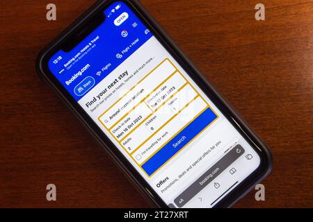 Website von Booking.com auf einem iPhone. Booking.com ist ein Online-Reisebüro mit Hauptsitz in Amsterdam und eine Tochtergesellschaft von Booking Holdings. Stockfoto