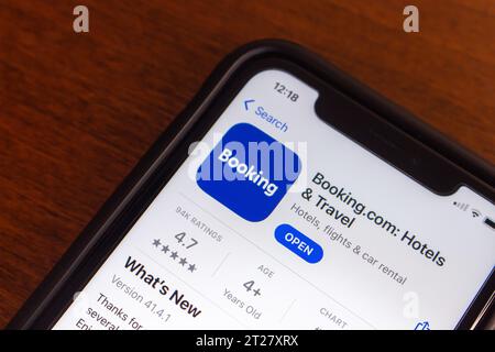 Booking.com App im App Store auf einem iPhone. Booking.com ist ein Online-Reisebüro mit Hauptsitz in Amsterdam und eine Tochtergesellschaft der Booking Holding Stockfoto