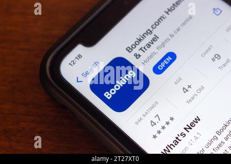 Booking.com App im App Store auf einem iPhone. Booking.com ist ein Online-Reisebüro mit Hauptsitz in Amsterdam und eine Tochtergesellschaft der Booking Holding Stockfoto
