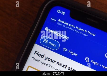 Website von Booking.com auf einem iPhone. Booking.com ist ein Online-Reisebüro mit Hauptsitz in Amsterdam und eine Tochtergesellschaft von Booking Holdings. Stockfoto