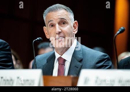 Washington, Usa. Oktober 2023. Tony Petitti, Commissioner, Big Ten Conference, spricht bei einer Anhörung des Justizkomitees des Senats über Hochschulsport im US Capitol. Quelle: SOPA Images Limited/Alamy Live News Stockfoto