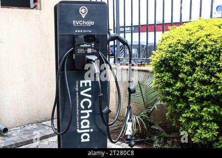 Nakuru, Kenia. Oktober 2023. Eine Ladestation für Elektrofahrzeuge, die in einem Einkaufszentrum in Nakuru gesehen wird. Die Verbreitung von Elektrofahrzeugen ist nach wie vor gering, was zum Teil auf die unzureichende Infrastruktur für die elektronische Mobilität zurückzuführen ist, die dazu geführt hat, dass Fahrzeuge mit fossilem Brennstoff weiterhin den Markt beherrschen. (Credit Image: © James Wakibia/SOPA Images via ZUMA Press Wire) NUR REDAKTIONELLE VERWENDUNG! Nicht für kommerzielle ZWECKE! Stockfoto